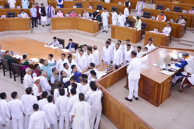 Opposition bench staged a protest in front of the Speaker at the Assembly on August 28 demanding judicial enquiry over the mysterious death of former DGP Anurag Dhankar.