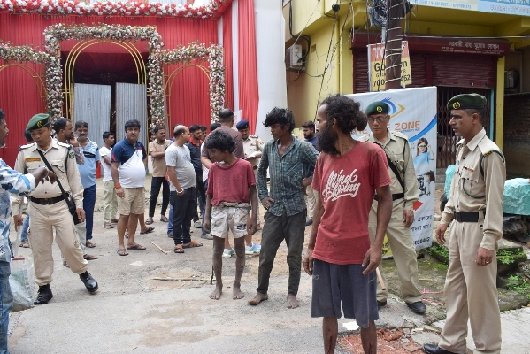 The local people of Surya Chowmuhani area of Agartala on July 24 caught three thieves and handed them over to police personnel of West Agartala police station for further legal action against them.