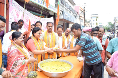 Maharajganj Bazar Auto rickshaw stand distributed Khichdi among people to mark the BJP's Bengal victory on May 6.