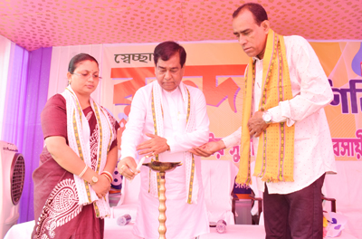 Mayor of Agartala Municipal Corporation (AMC) Dipak Majumder and Deputy Mayor Manika Das Datta participated in a blood donation camp organised by the merchant body of Battala supermarket on July 4.