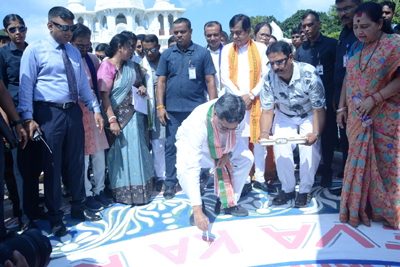 Chief Minister Dr Manik Saha participated in a street painting drive on the road in front of Ujjayanta Palace to mark Seva Ke Rang Rasthra Ke Sang on October 14.