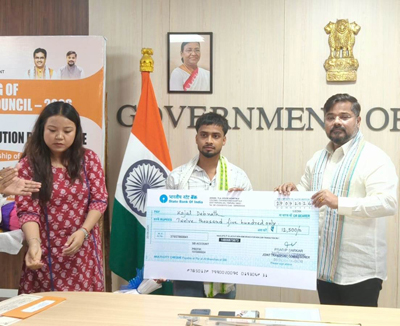 Transport Minister Sushanta Chowdhury honours people who helped rescue victims of road accidents at the Civil Secretariat in Agartala on September 30. 