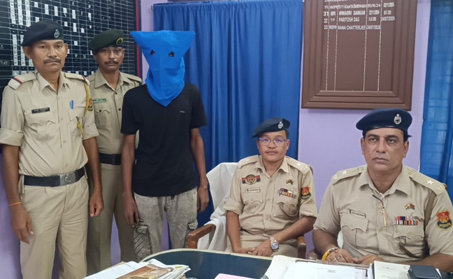Police detain a suspected theft accused at Amtali Police Station on September 5.