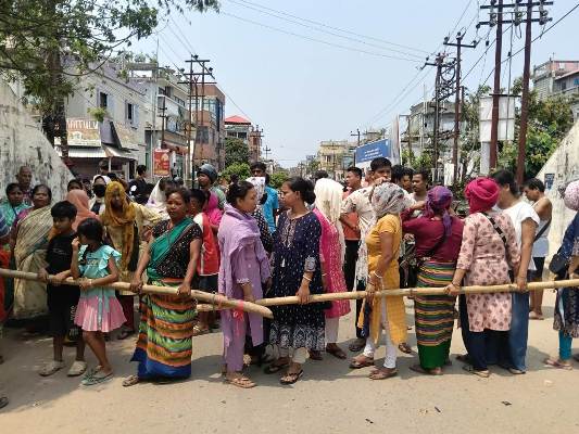 Locals blockaded the  Abhoynagar-GB road  of Agartala on April 26 morning  protesting against eviction notices issued by SDM office and Agartala Municipal Corporation (AMC).
