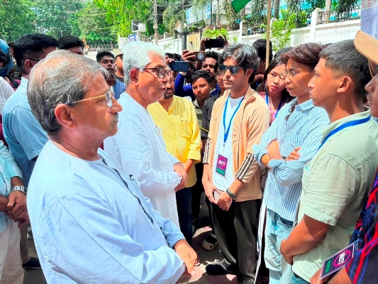 Former Chief Minister Manik Sarkar interacts with protesters gathered in solidarity of Jantar Mantar paper leak protests at circuit house area of Agartala on June 25.