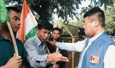 Tribal Welfare Minister Bikash Debbarma visits the protest site at Baramura and convinced surrendered rebels to clear their blockade on August 18.