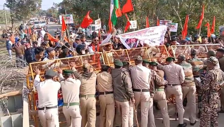 VHP demands halt to border trade with Bangladesh over killings of Hindus  